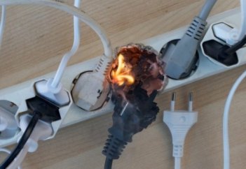 Почему зарядное устройство нельзя оставлять в розетке