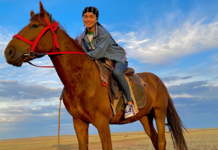 Девушка-пастух из Северного Казахстана в одиночку пасет многочисленное стадо лошадей