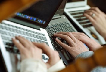 Цифрлық даму министрлігінің хабарламасы елді шошытты.  Телефонға "қауіпсіздік" сертификатын енгізу - тоталитаризмге жасалған қадам