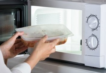 Названы продукты, которые нельзя греть в микроволновке