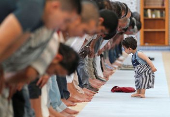 Почему приверженцы маликитского мазхаба совершают намаз с опущенными руками?