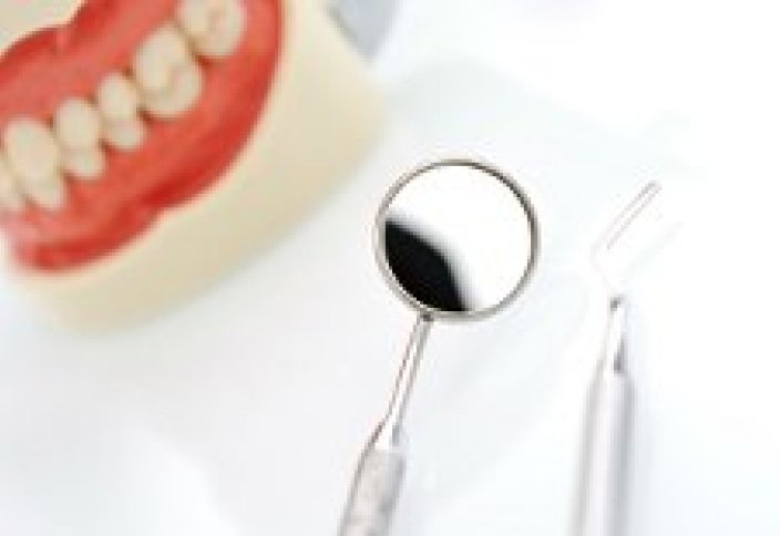 Британские ученые нашли способ лечить зубы без пломб