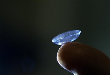 Көзді ашып-жұму арқылы алысты жақындататын немесе жақынды алыстататын линза жасалды