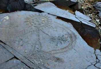 Күршімдегі таңбалы тастардың сыры неде?