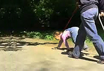 Баланы ит секілді қыдыртып жүр (видео)