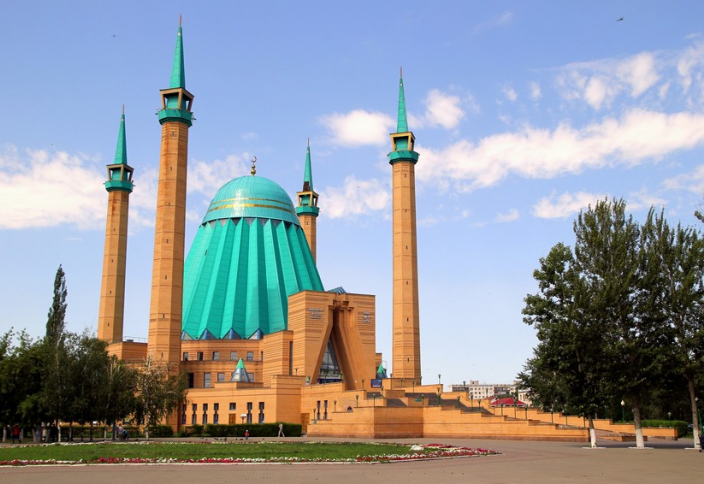 Неизвестный весь Рамадан кормит постящихся в Павлодаре