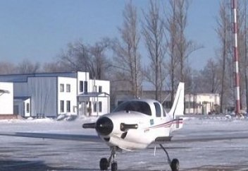Уральск: на взлетной полосе самолет казахстанского производства (видео)