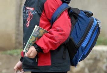 Министр высказался о тяжести школьных рюкзаков