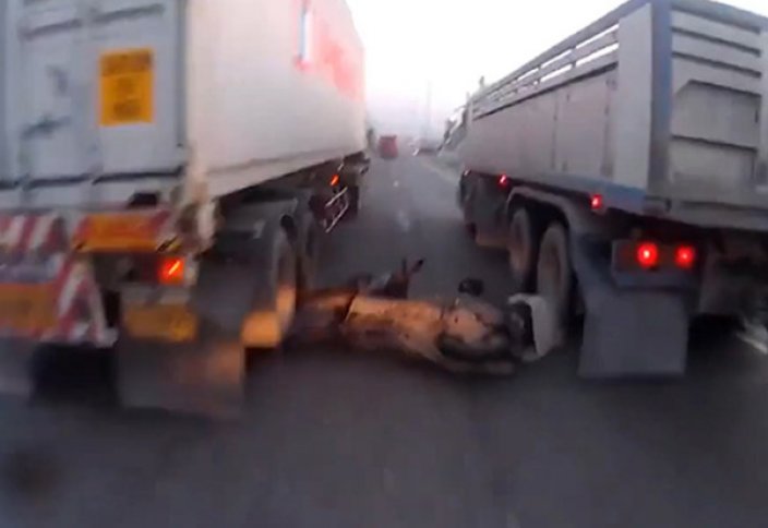 Скутер мінген жігіт жүк көліктерінің доңғалақтары арасында қалып қойды (ВИДЕО)