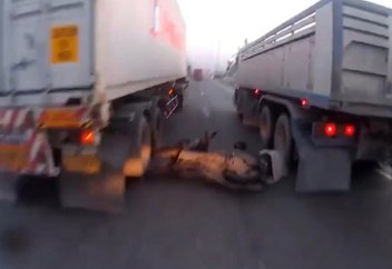 Скутер мінген жігіт жүк көліктерінің доңғалақтары арасында қалып қойды (ВИДЕО)