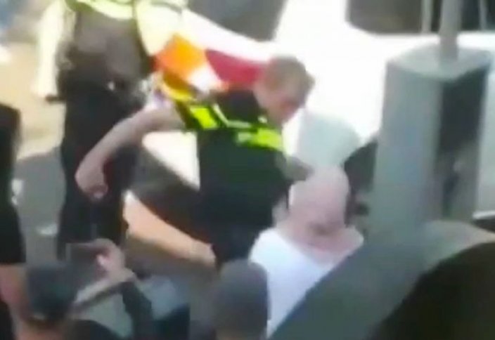 Разное: Шок! Полицейский ударил мусульманку в лицо (Видео)