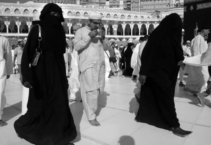 Қажы дұғасында екінші әйел сұрап, бірінші әйелін «амин» деп айтуға мәжбүрледі (видео)