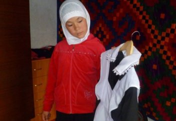 Казахстанские родители обратились в Министерство образования добавить к школьной форме кимешек