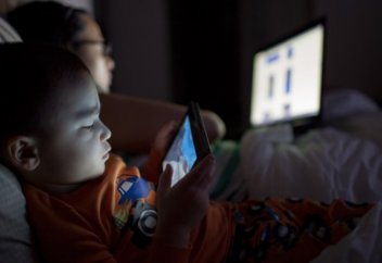 Назван способ отвлечь ребенка от гаджета перед сном