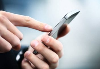 Названа опасность включения смартфона с помощью отпечатка пальцев. Как вычислить шпиона в своем устройстве?