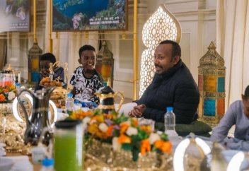 Премьер-министр Абий устраивает ифтар в честь бедных жителей, отмечающих Рамадан