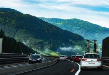 Пенсионерка вместо совершения хаджа построила мост в Таджикистане