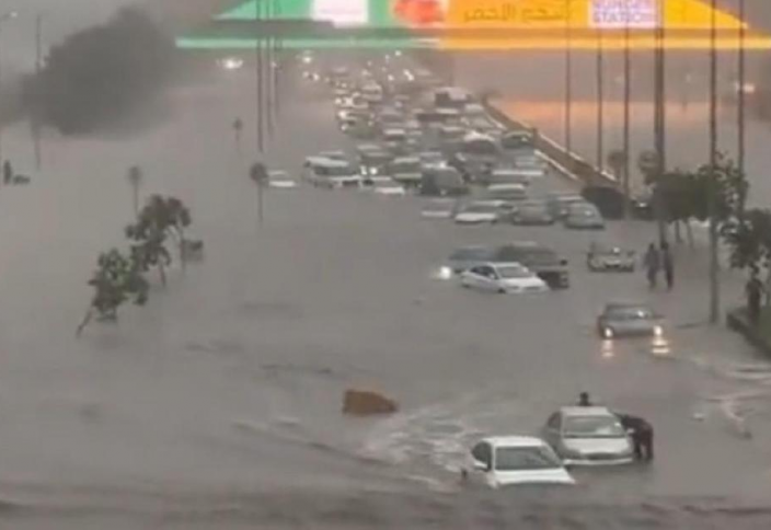 Экстренные службы устраняют последствия небывалого наводнения в Саудовской Аравии (ВИДЕО)
