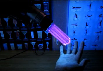 Ультракүлгін сәулемен жүргізілген тәжірибе індеттің қалай жұғатынын көрсетіп берді (видео)