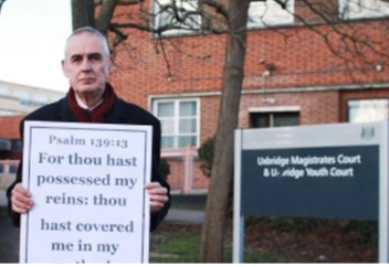 В Великобритании проповедника оштрафовали за цитату из Библии у клиники, где делают аборты