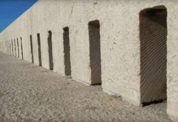 Эта набережная прекрасна, но когда об нее разбиваются волны, происходит нечто загадочное! (видео)