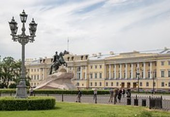 Конституционный суд запретил обидчику приближаться к дому и работе жертвы