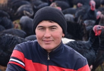 Күркетауық бағып, 23 жасында Gelandewagen мінген жігіт (фото)