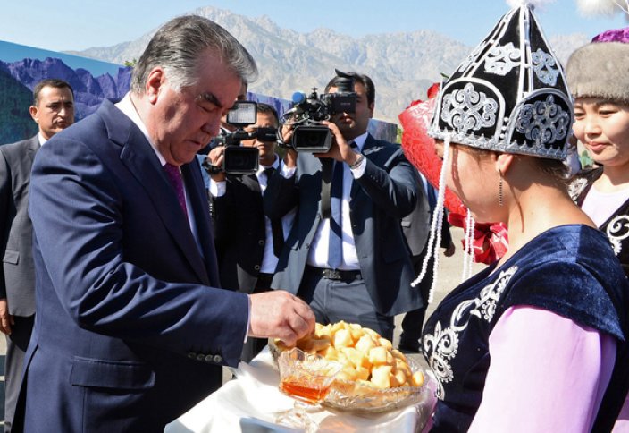 «Наш спаситель»Как семья президента Таджикистана десятилетиями купается в роскоши, пока народ прозябает в нищете?