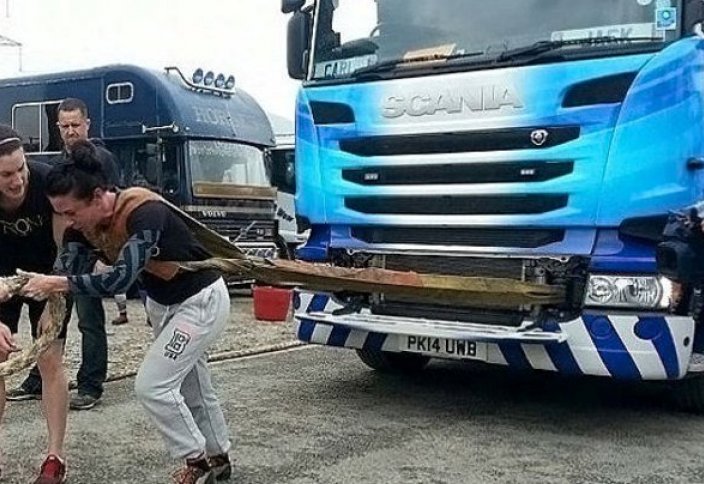 Ұлыбританияда талдырмаш әйел жүк көлігін орнынан қозғалтты