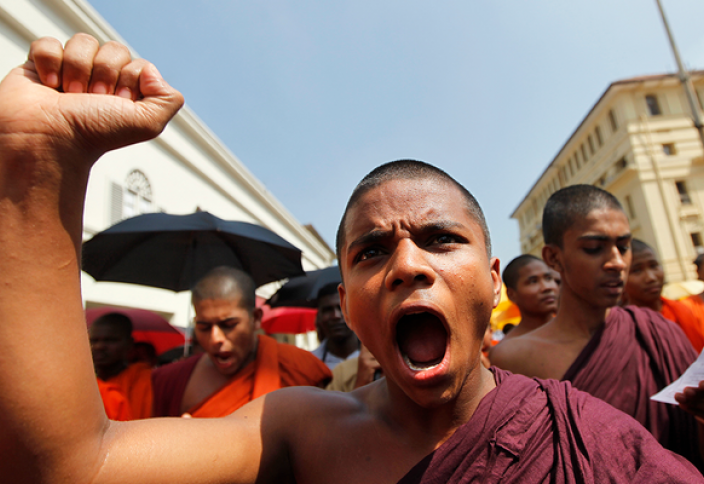 Буддисты взялись за оружие и громят мечети. За что они возненавидели мусульман?