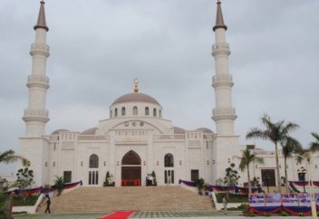 Шартарап: Дубай бизнесмені Камбоджа мұсылмандарына мешіт салып берді (ФОТО)