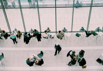 Слишком богатые, чтобы получать пособие: в мире появился новый «низший» класс