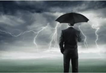 Бразилец снял на видео ударившую рядом с ним молнию