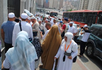 Пәкістан әйелдерді ерлерсіз қасиетті сапарға аттандырудың жолын ойластырды