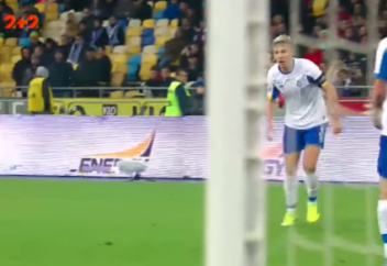 Футболист забил гол "радиоуправляемым" ударом издалека (видео)