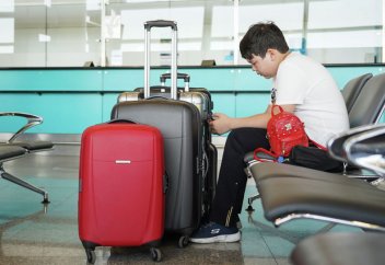 Ұшақ кешіксе, не істеу керек: жолаушының құқығы мен әуе компаниясының міндеті