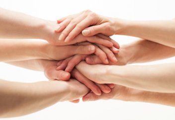 Ақтөбелік жастар "Чупа-чупс" сатып, мүгедек баланың үйіне еврожөндеу жасап берді (фото)