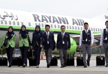 Стюардесс обяжут работать в хиджабе