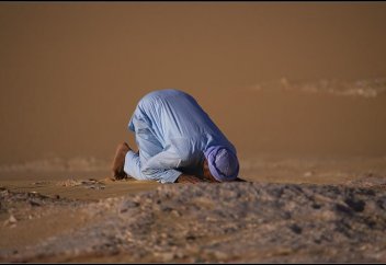 Сәждеге барып, Жаратушысымен қауышты (фото+видео)