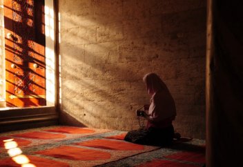 Намаз оқып тұрғанда әйел адамның шашы көрініп қалса, намазды бастан оқуы керек пе?