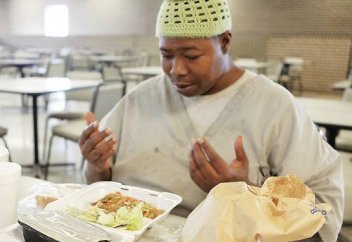 Суд решит проблемы халяль-питания для заключенных