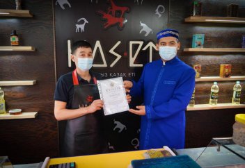 «Has et» ет дүкеніне халал сертификаты табысталды. ШҚО: Қасапшыларға сертификат берілді