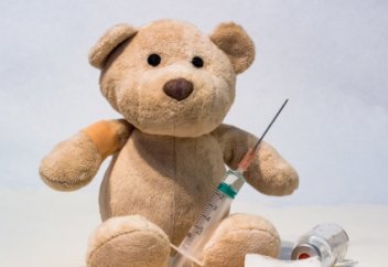 Как защитить не привитых по медицинским противопоказаниям детей, рассказал Жандарбек Бекшин. Родителей обещали не штрафовать за отказ прививать детей