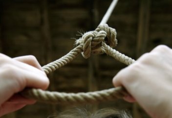 Орынсыз әзілдің салдарынан екі адам өзіне қол жұмсады