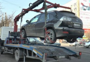 Могут ли увезти авто на эвакуаторе, если водитель рядом, разъяснили в ДВД Алматы