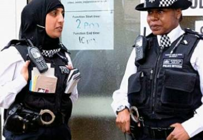 Полицейские-мусульманки избавились от узких штанов