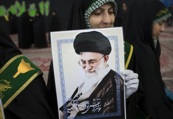 Иранца приговорили к чтению и переписыванию книг