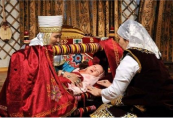 Дәрігер баланы бесікке бөлеудің зияны мен пайдасын айтып берді