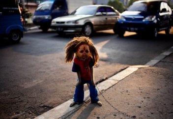 Көшедегі көңілсіз көріністің астарында не жатыр? (фото)