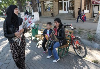 В честь праздника "Курбан айт" преподаватели мечети "Иман" поздравили прекрасную половину города Талдыкурган (Фото)